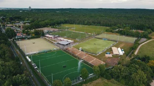 Vista aérea de las canchas de ADEPS junto al bosque de Soignes