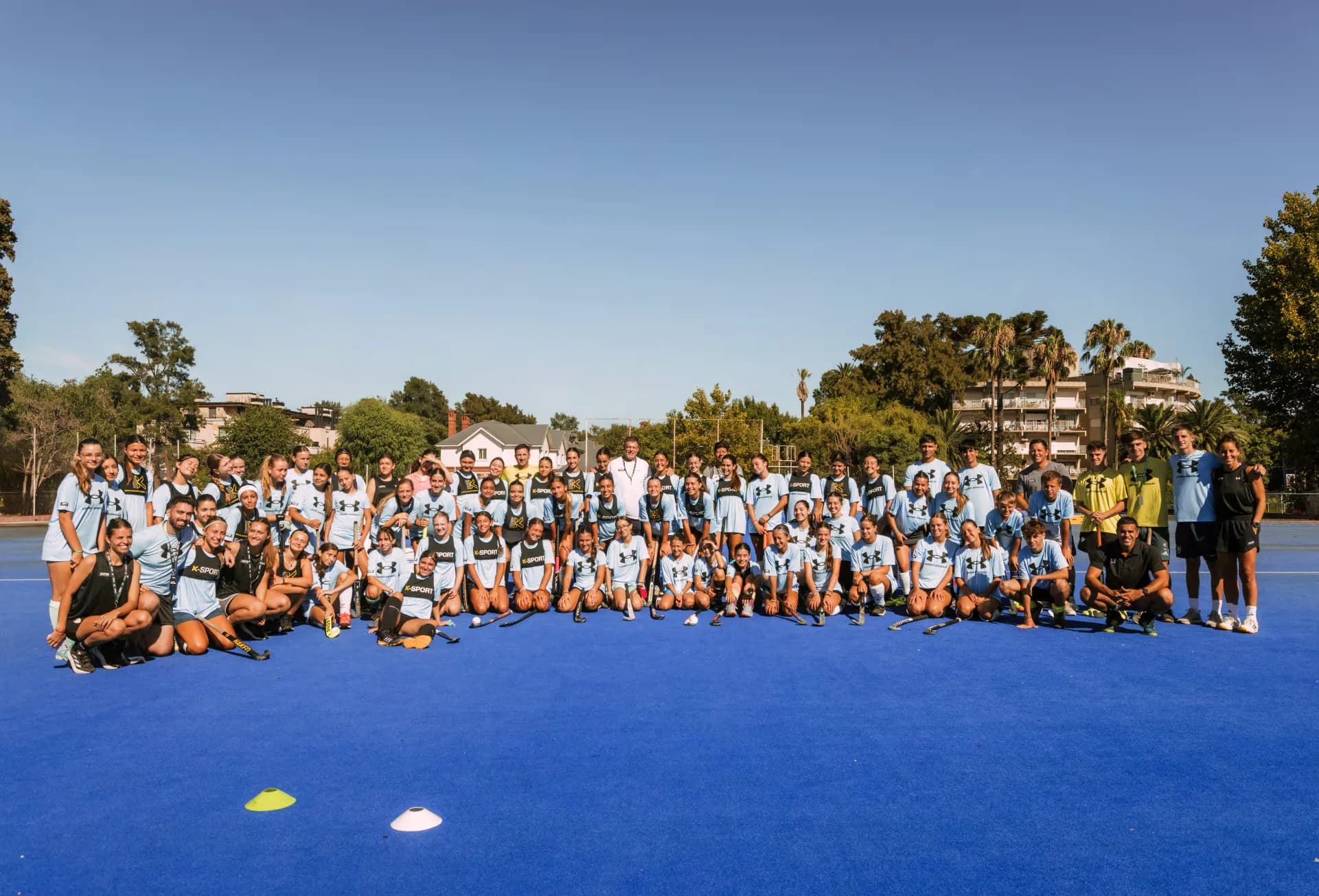Grupo de la XPR Hockey Academy en una cancha de hockey