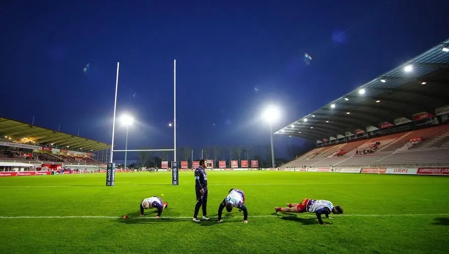 Entrenamiento nocturno en el estadio de Biarritz Olympique
