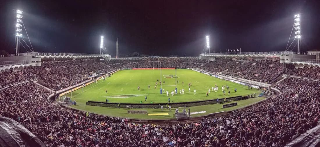 Estadio de Union Bordeaux Bègles lleno de noche