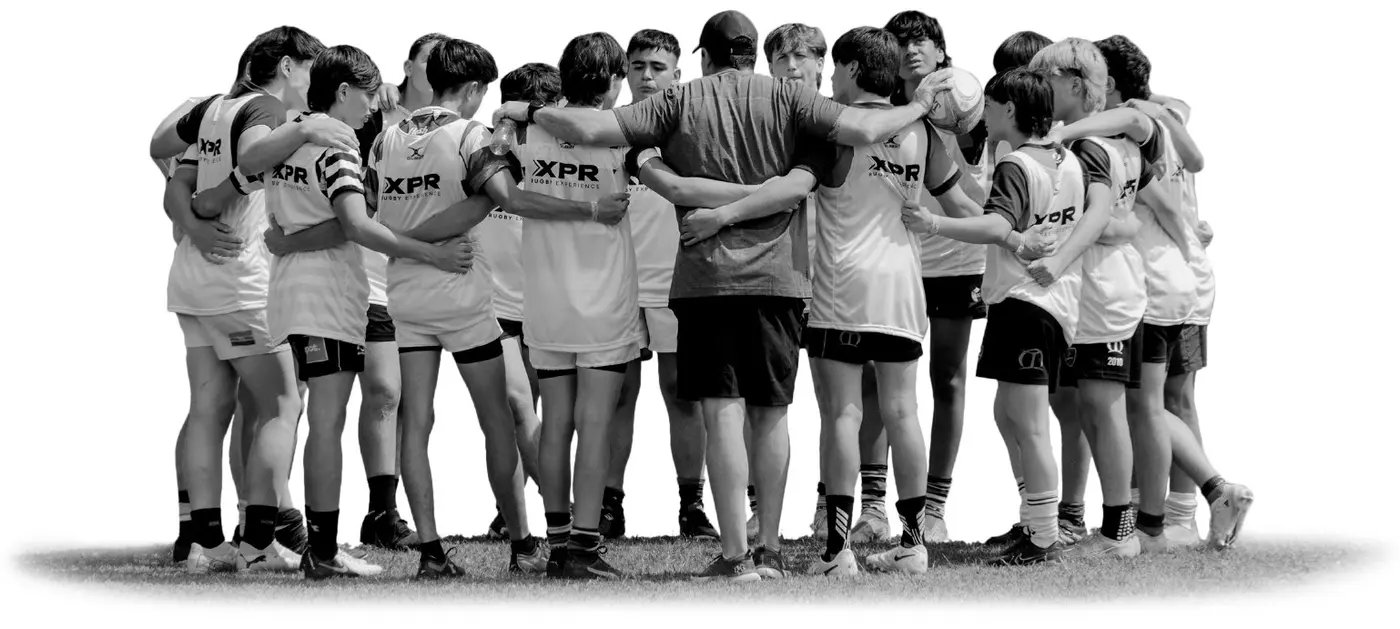 Equipo de XPR abrazado en ronda