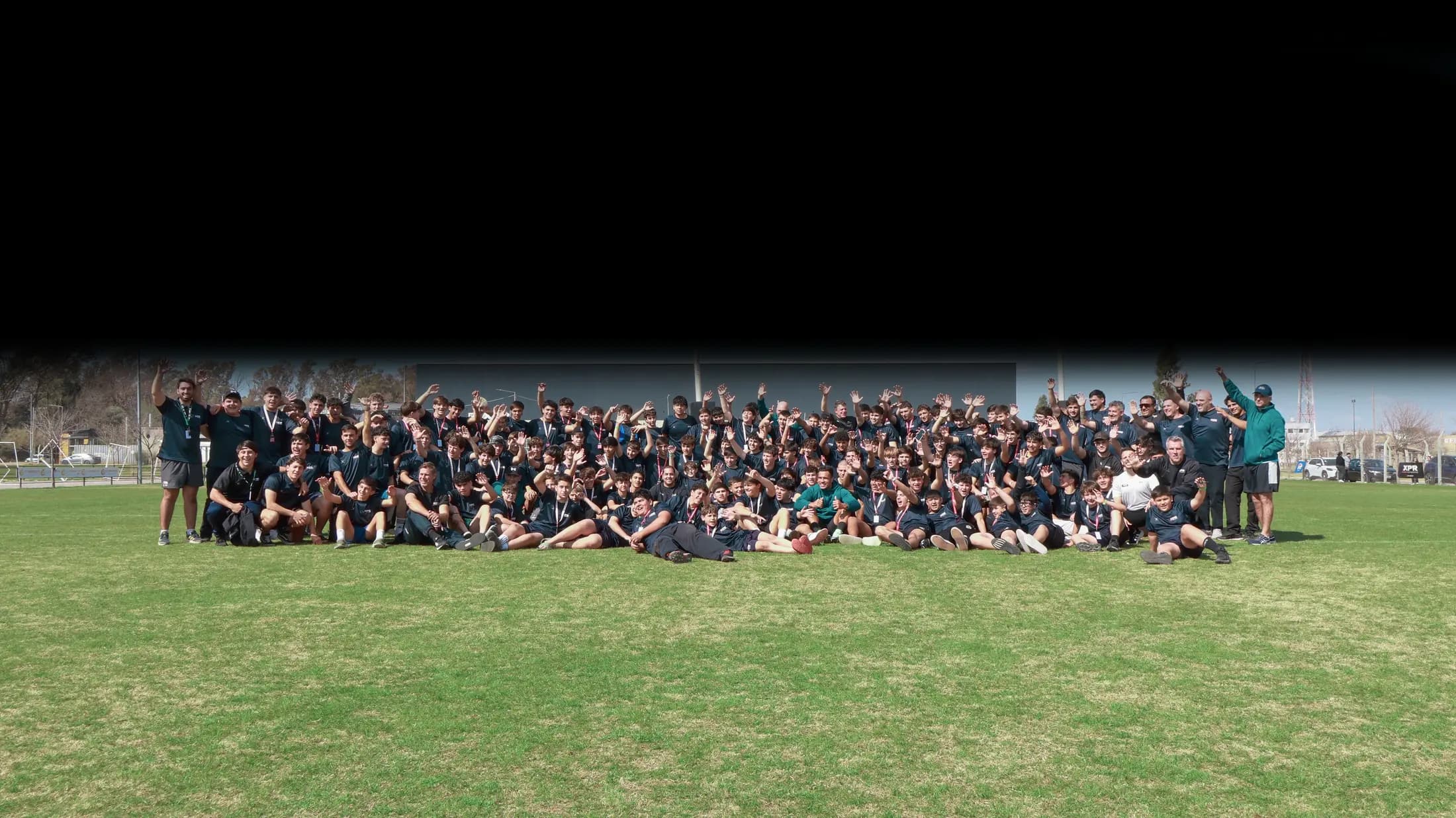 Grupo de la XPR Rugby Academy en la cancha
