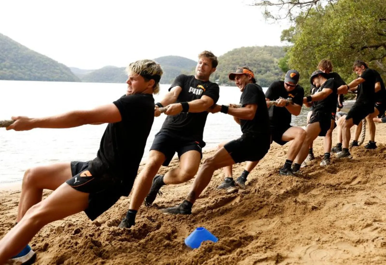 Entrenamiento en grupo en la playa