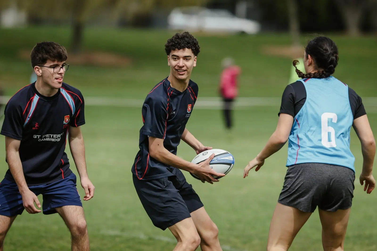 Jóvenes jugando rugby en un entrenamiento en Nueva Zelanda