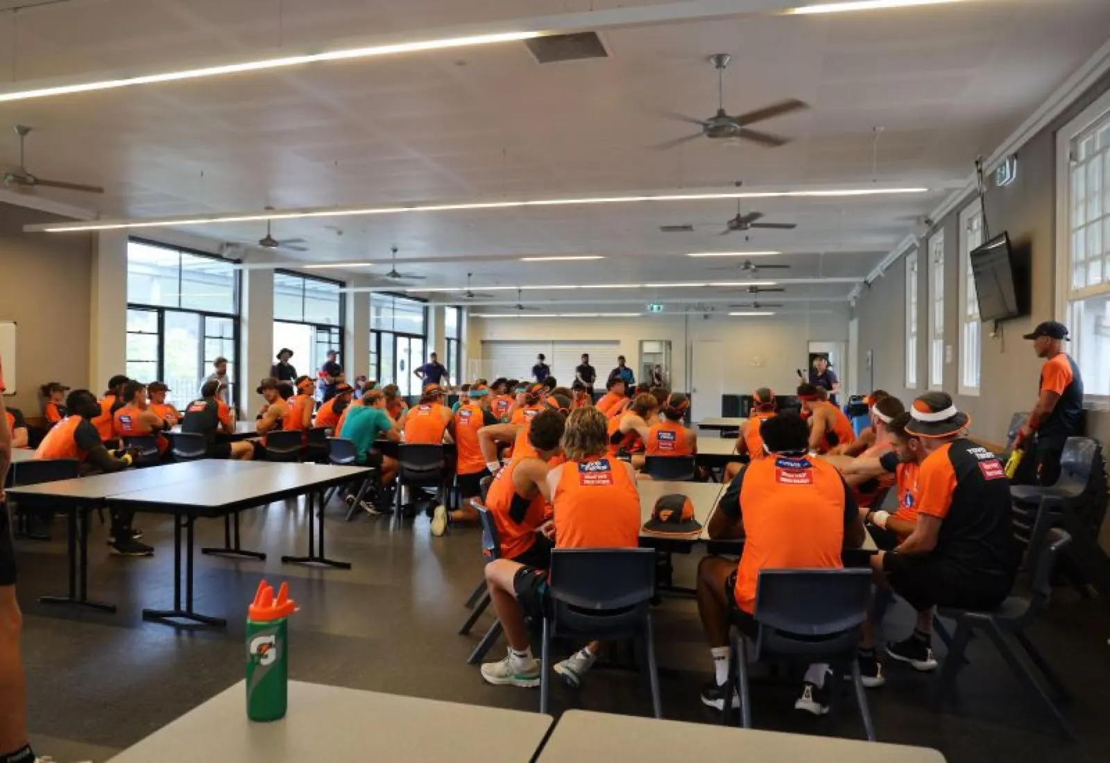 Grupo de jugadores en una sala de reuniones