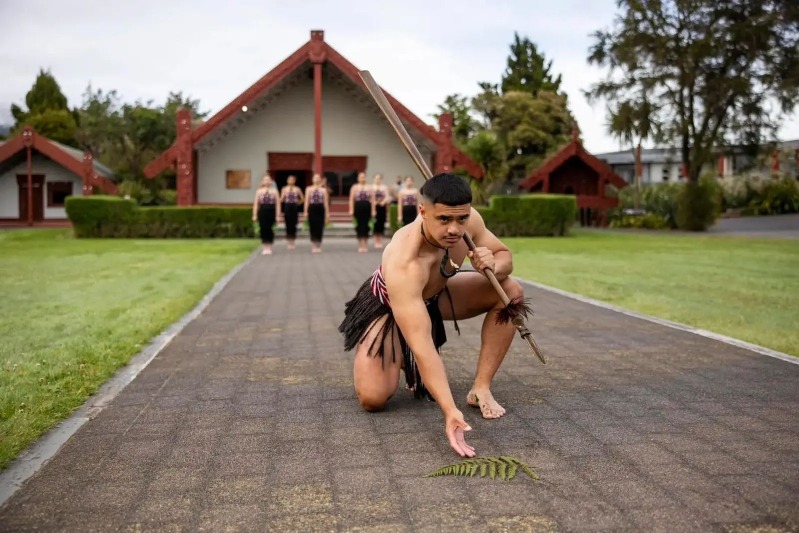 Bienvenida maorí frente a un marae en Rotorua