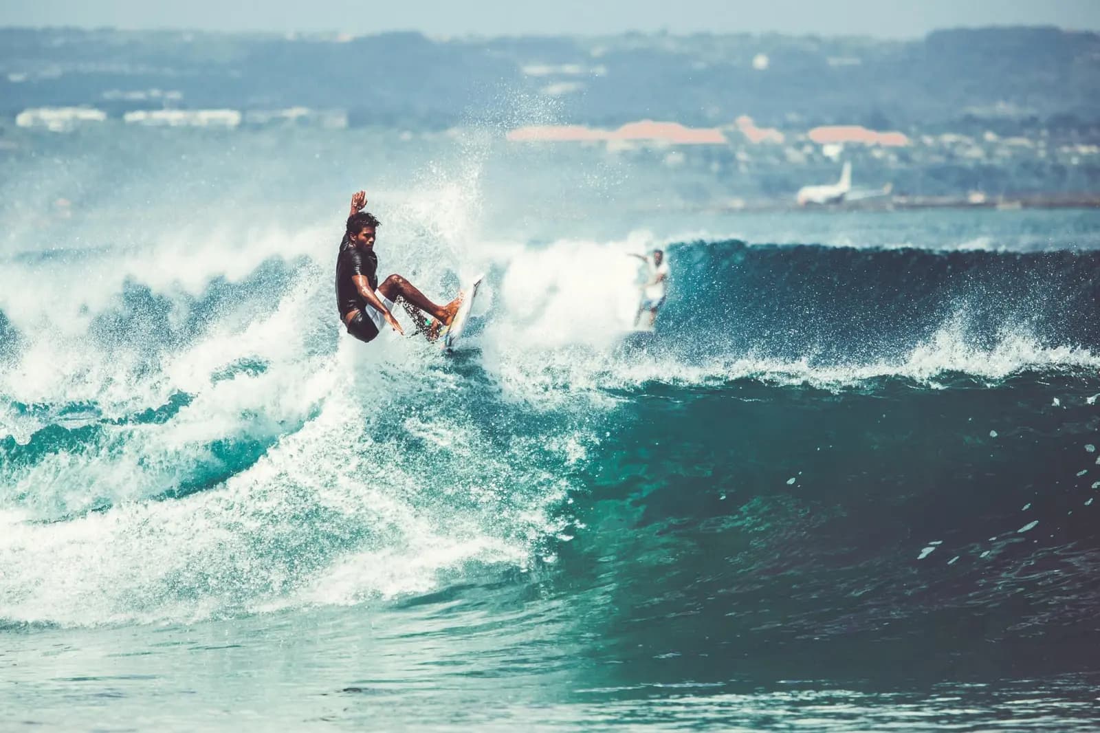 Surfista en una ola en Nueva Zelanda